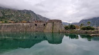 Wolken en mist boven Kotor, Montenegro 