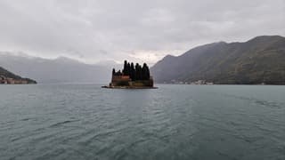 Een grijze dag met mist en wolken