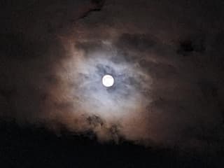 Maan verkleurd de wolken.