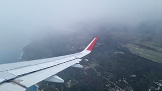 Een vliegtuig vliegt de mist in...