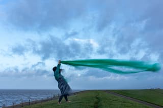 Op de dijk bij Tzummarum Carolien in storm PIA