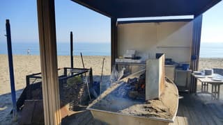 Roosteren van vis aan de boulevard van Fuengirola