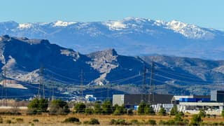 Licht besneeuwde bergtoppen 