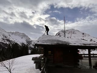 Sneeuw van het dak vegen