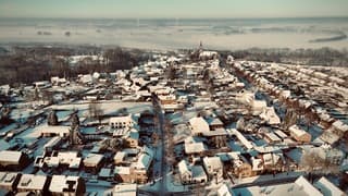 Zon, mist en sneeuw in de Maasvallei