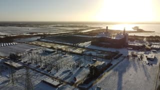 De centrale onder een deken bij zonsopkomst