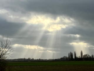 Zonnestralen door het wolkendek 