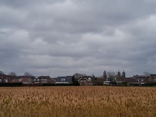 Donkere wolken boven Bunde. 