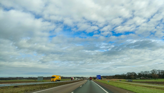 Vriendelijke bewolktelucht onderweg 