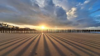 Speelse schaduwen op het strand van Sangatte...