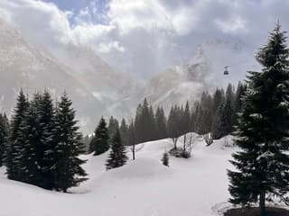 Sneeuw zon en bergen