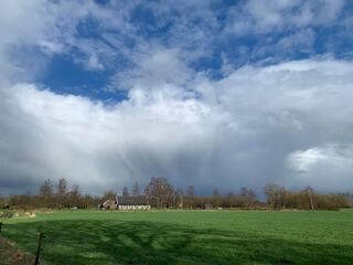 wat een luchten vanmiddag met regenval 