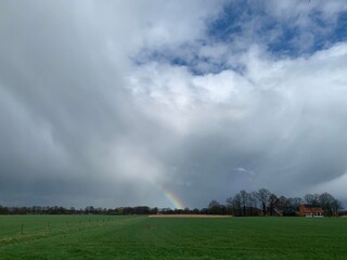 wat een luchten vanmiddag met regenval 