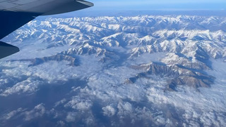 Zon en wolken boven de bergen van Kaukasus