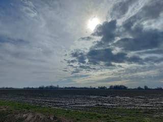 Zon in het oosten, bewolkt in het westen