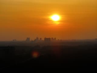 zonsondergang met drone geschoten boven natuur