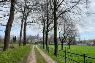 Zuid-Limburg bij Kasteel Mheer zwaar bewolkt met in de middag heel af en toe zon.