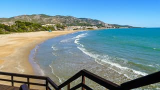 Zonovergoten en een onbewolkte strak blauwe lucht 