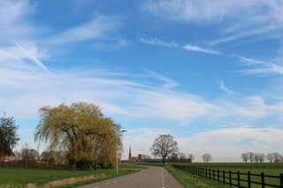 heerlijke dag vandaag met blauwe lucht veel sluiers en zon 