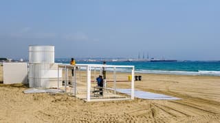 Mooie zonnige dag voor opbouw strandpaviloens