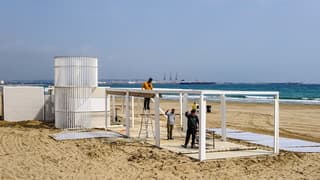 Mooie zonnige dag voor opbouw strandpaviljoens
