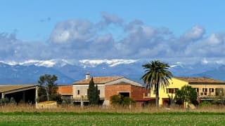 Licht besneeuwde bergtoppen Pyreneeën