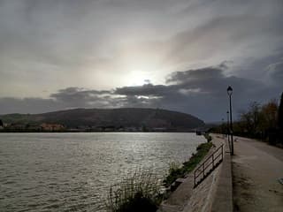 Regenachtige lucht veel wind