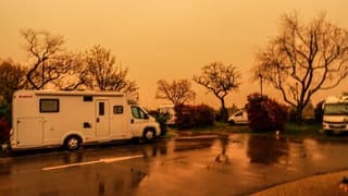Regen en Saharastof kleurt lucht oranje