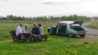 Picknickpauze tijdens oldtimer-rit