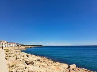 Staalblauwe lucht aan de Costa Dorada 