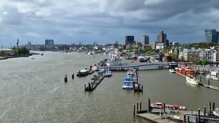 Uitkijk vanuit de Elbphilharmonie op de Elbe