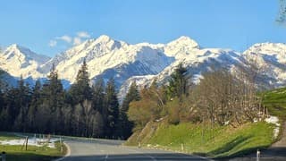 Pass thurn Mittersill in het dal lente plus 20 op de berg is het winters