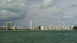 Miami beach vanmiddag, veel bewolking met wat zon en een enkele bui 