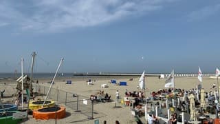 Terrassen vol op het strand