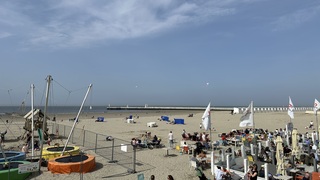 Terrassen vol op het strand