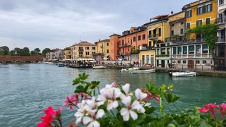 Donkere wolken boven  Gardameer... Vanmorgen was er nog een strakblauwe lucht, in zeer korte tijd ontstaat hier de bewolking 
