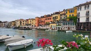 Donkere wolken boven  Gardameer... Vanmorgen was er nog een strakblauwe lucht, in zeer korte tijd ontstaat hier de bewolking 