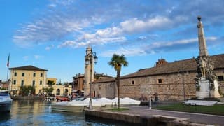 Donkere wolken boven  Gardameer... Vanmorgen was er nog een strakblauwe lucht, in zeer korte tijd ontstaat hier de bewolking 