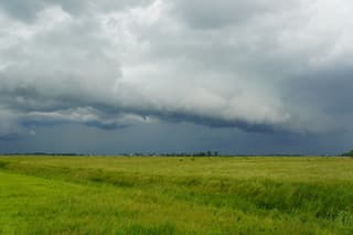 Naderende onweersbui bij Hatsum onder Dronryp