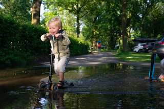 Spelen in de plassen
