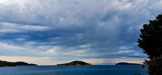 Drijgende luchten op Skiathos 