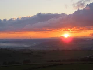 zonsondergang en mist in de heuvels.