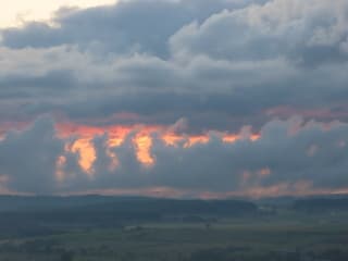 zon is onder, nu bijzondere opstijgende wolken