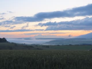 beeld en mist aan het eind van de zonsondergang