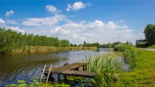 Een paar wolkjes in Giessenburg eind van de ochtend 