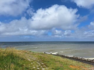 Stormachtige wind maar ook zon aan de Oosterschelde bij de Oesterput in Zeeland
