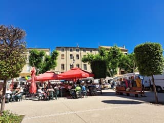 Veel gezelligheid op het terras in het Franse dorpje 