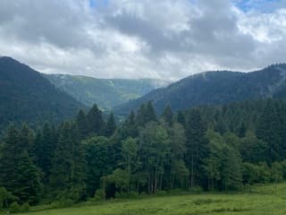 Bewolkte lucht in de Vogezen.