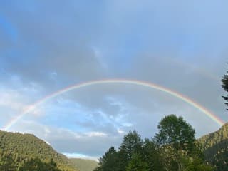 Regenboog in de bergen.