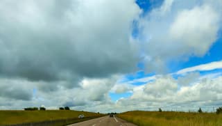 Bewolkt onderweg maar droog 